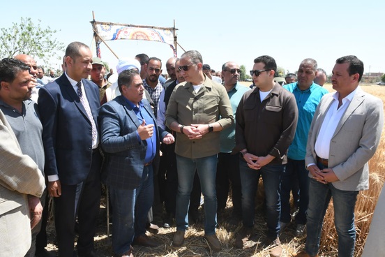 محافظ الفيوم يفتتح موسم حصاد القمح بأحد الحقول الزراعية بقصر رشوان