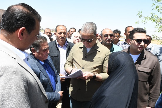 في لفتة إنسانية.. محافظ الفيوم يستجيب لشكوى سيدة مسنة ويمنحها ترخيص كشك في لفتة إنسانية.. محافظ الفيوم يستجيب لشكوى سيدة مسنة ويمنحها ترخيص كشك