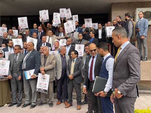 محامو القليوبية ينظمون وقفة احتجاجية اعتراضا على زيادة الرسوم