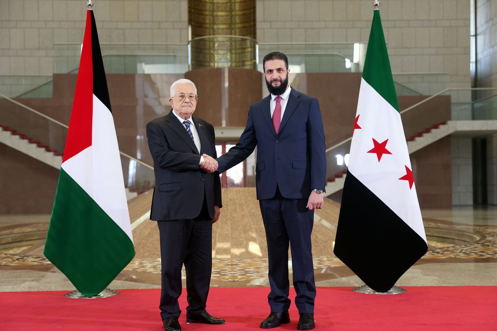 الشرع يستقبل الرئيس الفلسطيني في دمشق