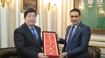 نائب رئيس جامعة القاهرة لشئون الدراسات العليا والبحوث يستقبل نائب عمدة مدينة بكين الصينية