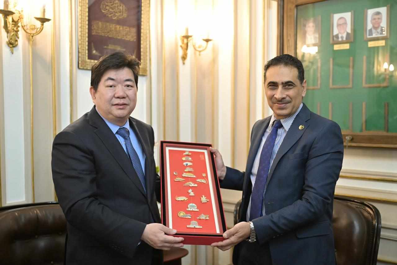 نائب رئيس جامعة القاهرة لشئون الدراسات العليا والبحوث يستقبل نائب عمدة مدينة بكين الصينية