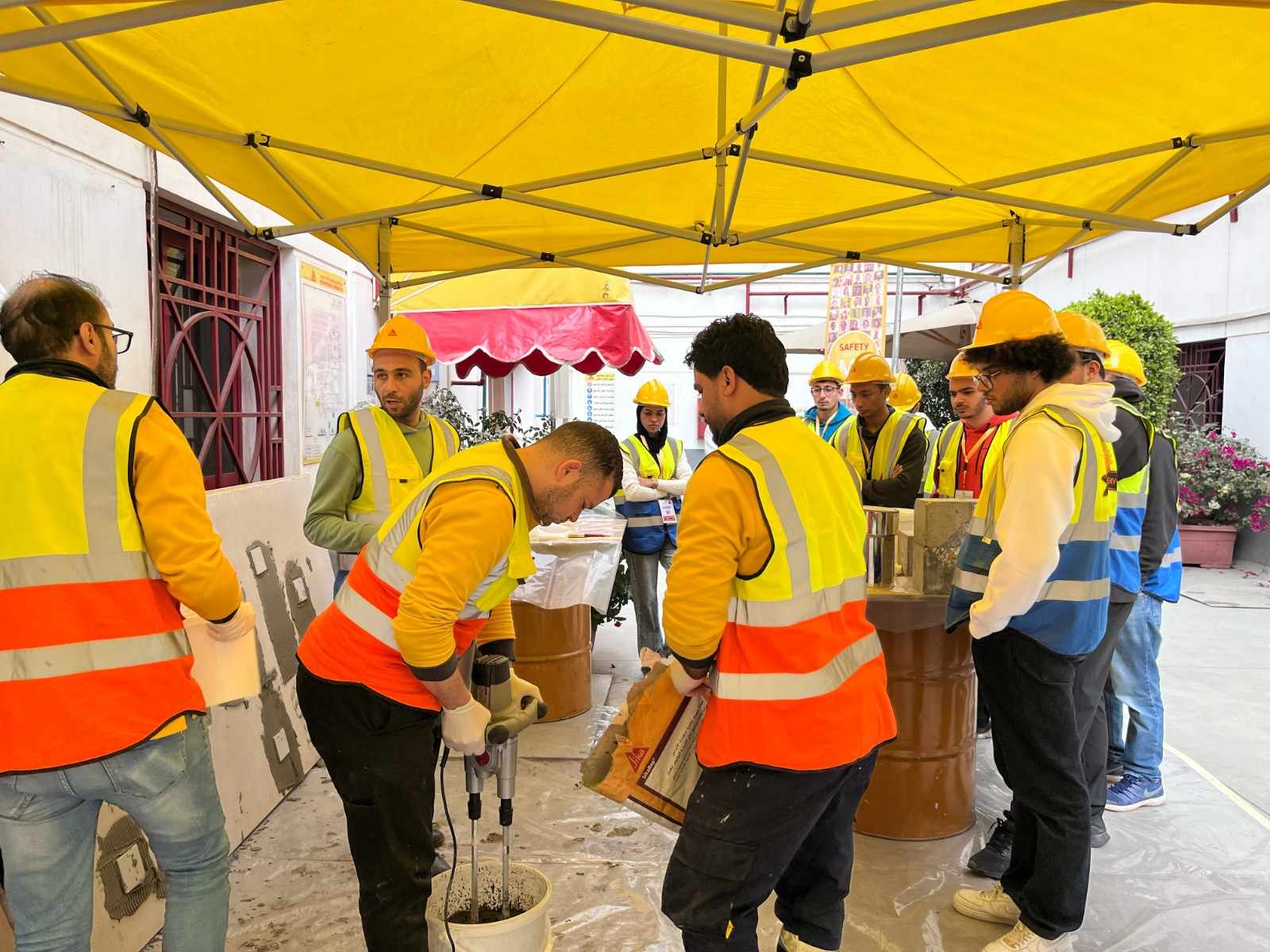 تدريب عملي لطلاب برنامج الهندسة المدنية بالجامعة الألمانية في مجال كيماويات البناء