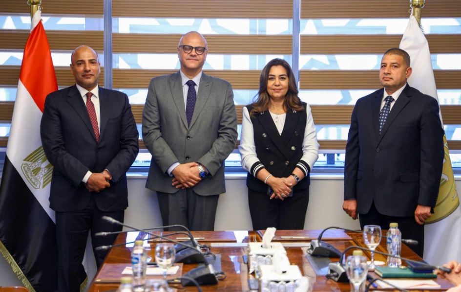 وزيرة التنمية المحلية ومحافظ القليوبية يشهدان توقيع عقد لتأجير وحق الانتفاع لمشروع الـ30 مليون بيضة بالخانكة