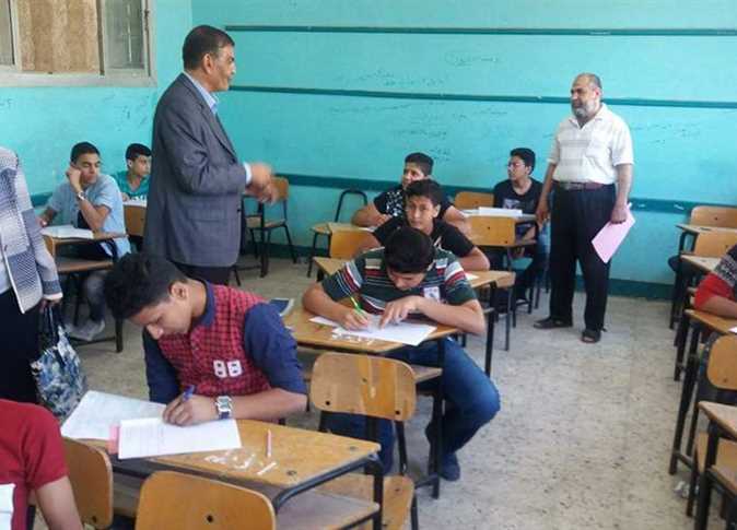بدء امتحانات أبريل لسنوات النقل في عدة محافظات.. وتحذير من الغياب
