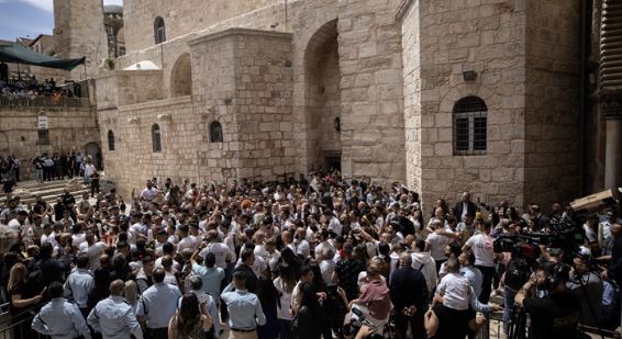 لجنة شئون الكنائس في فلسطين: سبت النور يتحول لنموذج لانتهاك حرية العبادة والمواثيق الدولية