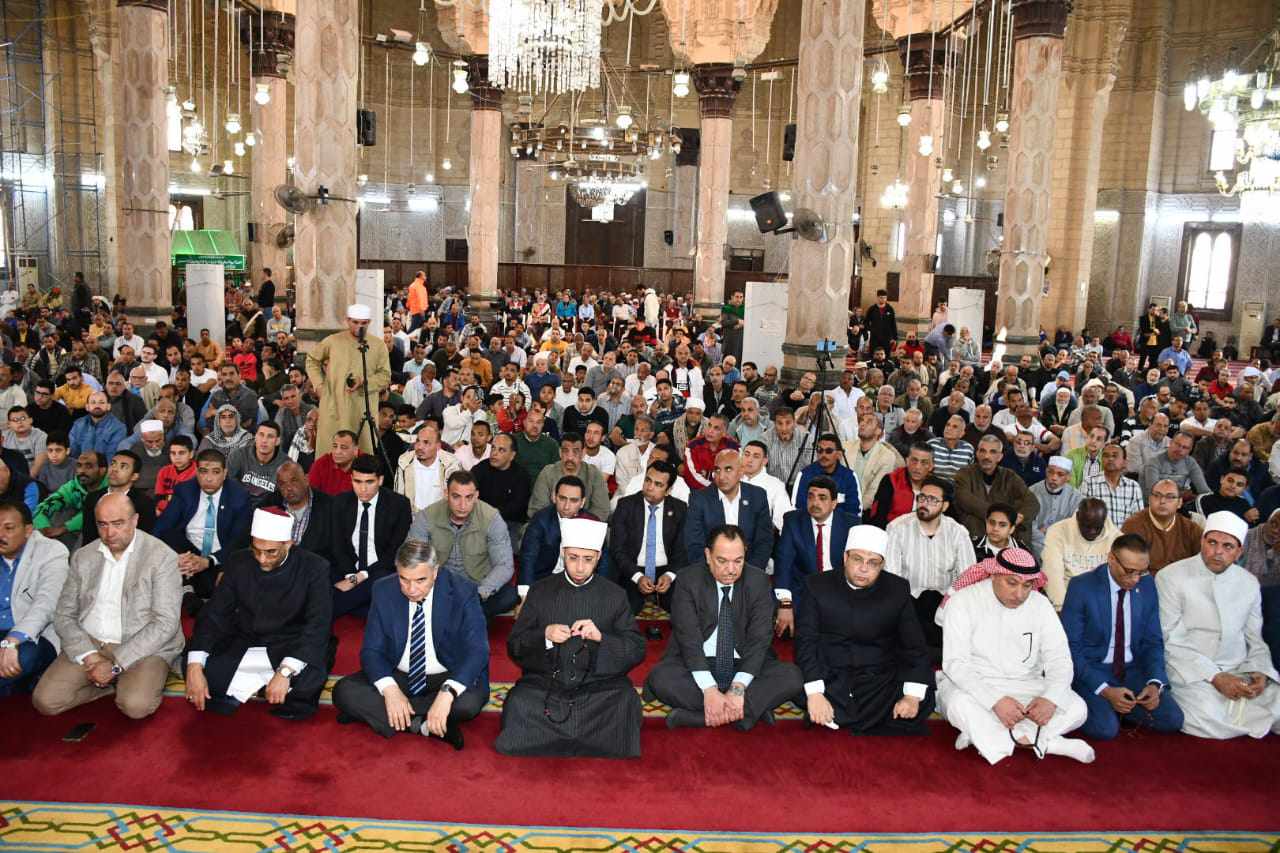 وزير الأوقاف ومحافظ الإسكندرية وسفيرا الكويت وإندونيسيا يشهدون صلاة الجمعة بمسجد أبي العباس بالإسكندرية