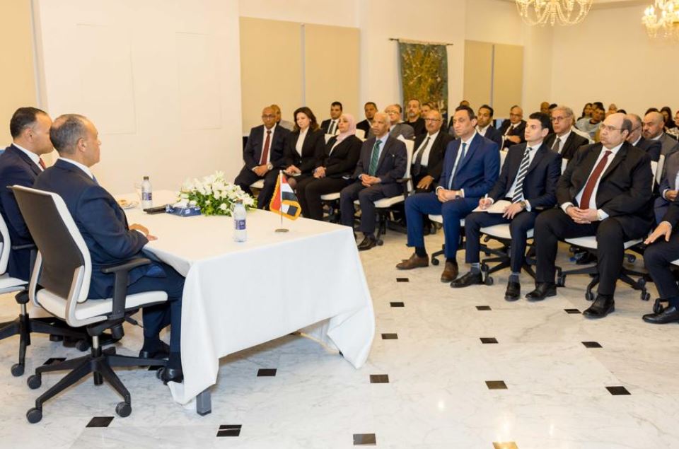 وزير الخارجية يلتقي مع عدد من ممثلي الجالية المصرية في تونس