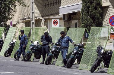 الحكومة الإيرانية تحذر من التكهنات بعد انفجار في ميناء رجائي