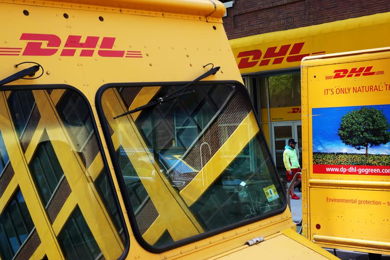 DHL تعلق شحناتها العالمية التي تزيد قيمتها عن 800 دولار إلى المستهلكين الأميركيين