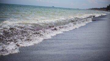 أنصار الله تحذر من تسرب نفطي هائل بالبحر الأحمر جراء الضربات الأمريكية