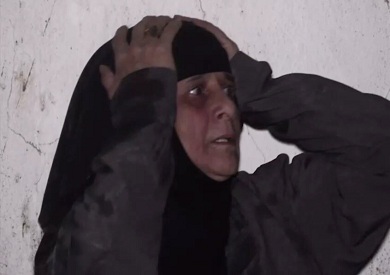 صنعاء.. أم تبحث عن ابنتها تحت أنقاض منزلها المدمر بغارة أمريكية