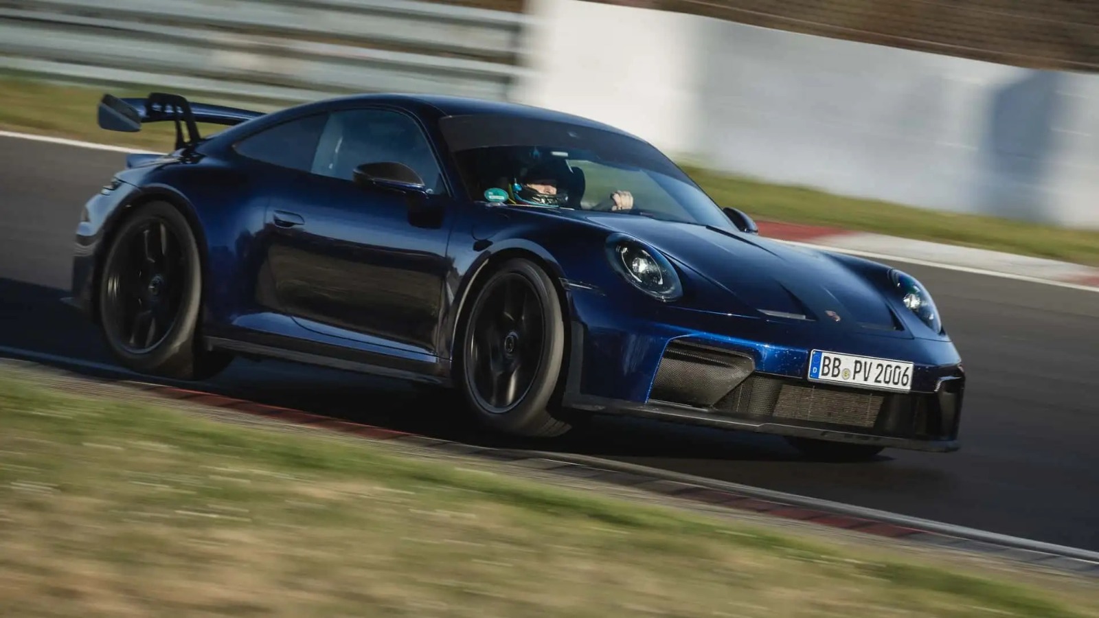 بورش 911 GT3 2025 تحقق أرقامًا قياسية جديدة في أشهر حلبات التسارع