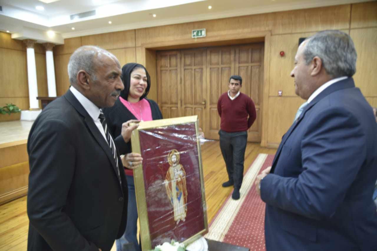محافظ بورسعيد يلتقي الأقباط العاملين بالديوان العام والأحياء ويهنئهم بعيد القيامة المجيد محافظ بورسعيد يلتقي الأقباط العاملين بالديوان العام والأحياء ويهنئهم بعيد القيامة المجيد