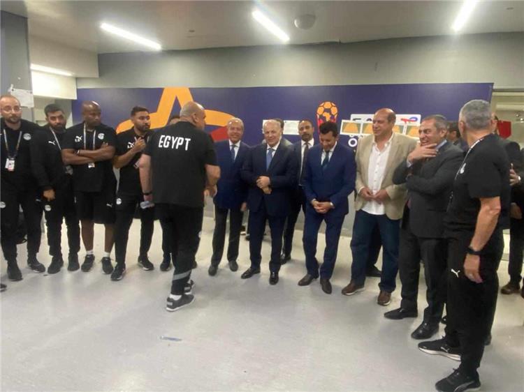 أشرف صبحي مع لاعبي منتخب مصر للشباب
