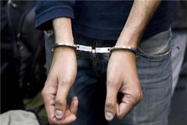 ضبط متهم بحيازة 45 سلاح أبيض وطبنجة صوت في الإسكندرية