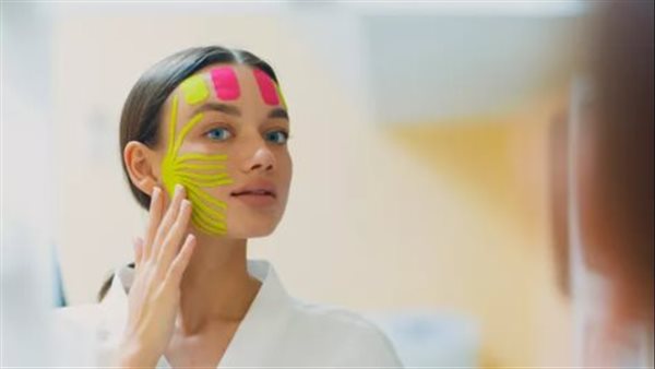 أسرار تقنية لصق الوجه الجديدة.. هل يمكنها منع التجاعيد؟