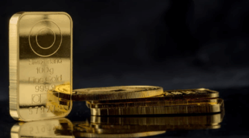 أسعار الذهب تنخفض ​​مع ارتفاع الدولار بعد إعفاء الولايات المتحدة من رسوم السيارات
