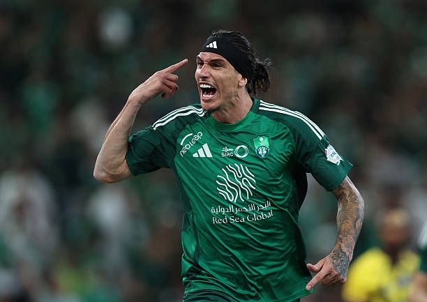 أهلي جدة يرفض التفريط في مدافعه الهداف