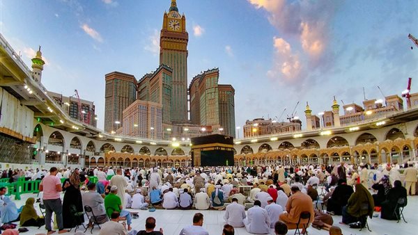 أيهما أولى بالحج الأم أم الزوجة؟.. أمين الفتوى يحسم الجدل