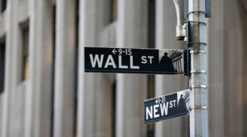 إس آند بي500 وناسداك يفتتحان على انخفاض مع ترقب المستثمرين الحرب التجارية ونتائج الأرباح