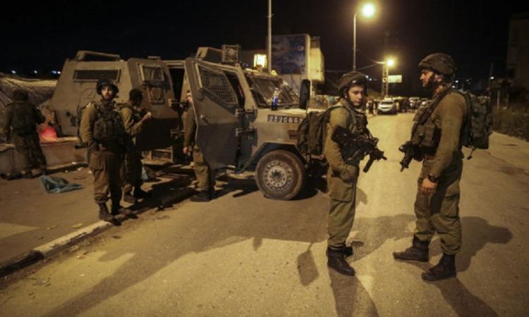الاحتلال يقتحم بلدتين برام الله ويصيب عدد من الفلسطينيين بالاختناق