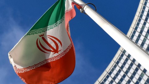 إيران تندد ب”التهديدات” الفرنسية بفرض عقوبات جديدة
