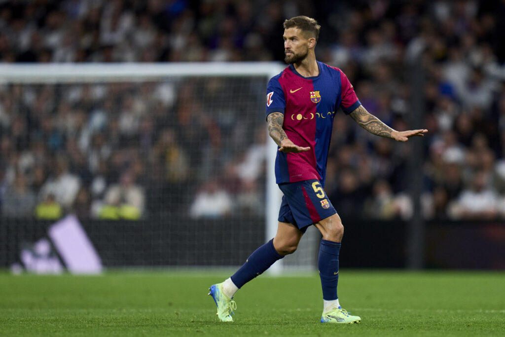مدافع برشلونة يُبرئ نفسه من تهمة البصق على أتشيربي