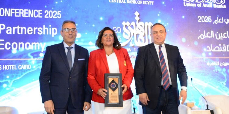 اتحاد المصارف العربية يكرم بنك قناة السويس.. والدكتورة نور الزيني تتسلم التكريم