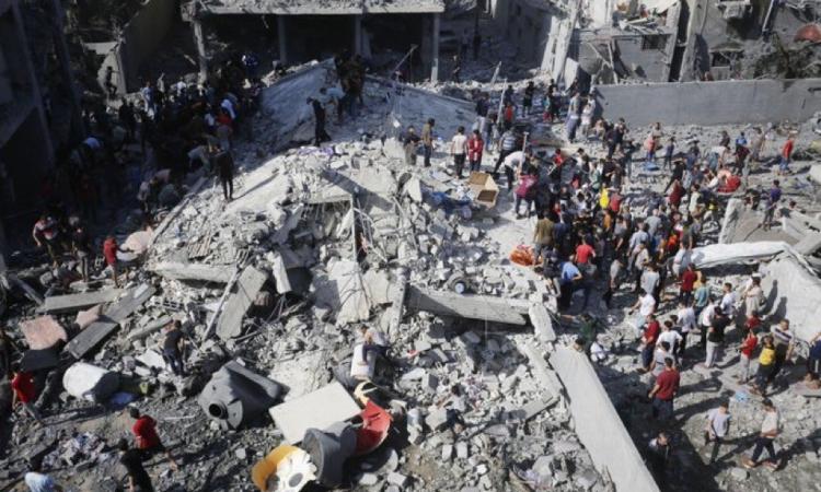 استشهاد 14 فلسطينيا جراء قصف الاحتلال مقهى ومنزلا وسط وجنوب قطاع غزة