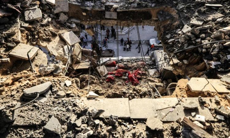 استشهاد 5 فلسطينيين وإصابات جراء قصف جوي إسرائيلي وسط قطاع غزة استشهاد 5 فلسطينيين وإصابات جراء قصف جوي إسرائيلي وسط قطاع غزة