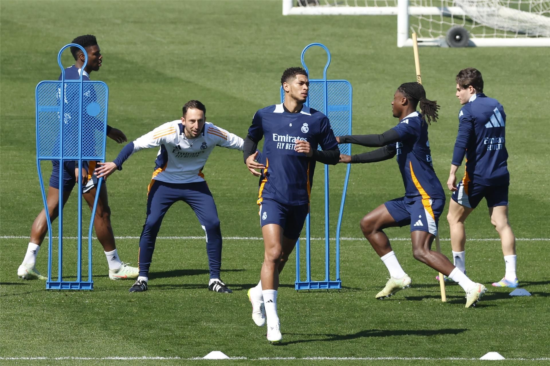 اشتباك حاد بين بيلينجهام وروديجر في مران ريال مدريد اشتباك حاد بين بيلينجهام وروديجر في مران ريال مدريد