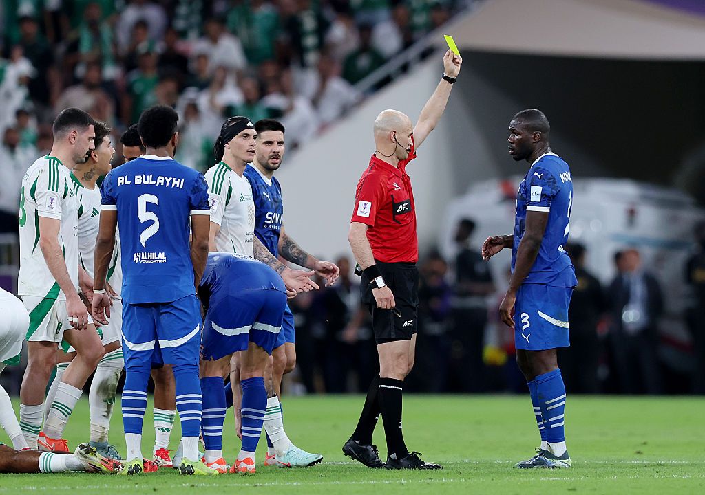 اشتباكات وإنذارات.. كلاسيكو الهلال والأهلي على صفيح ساخن
