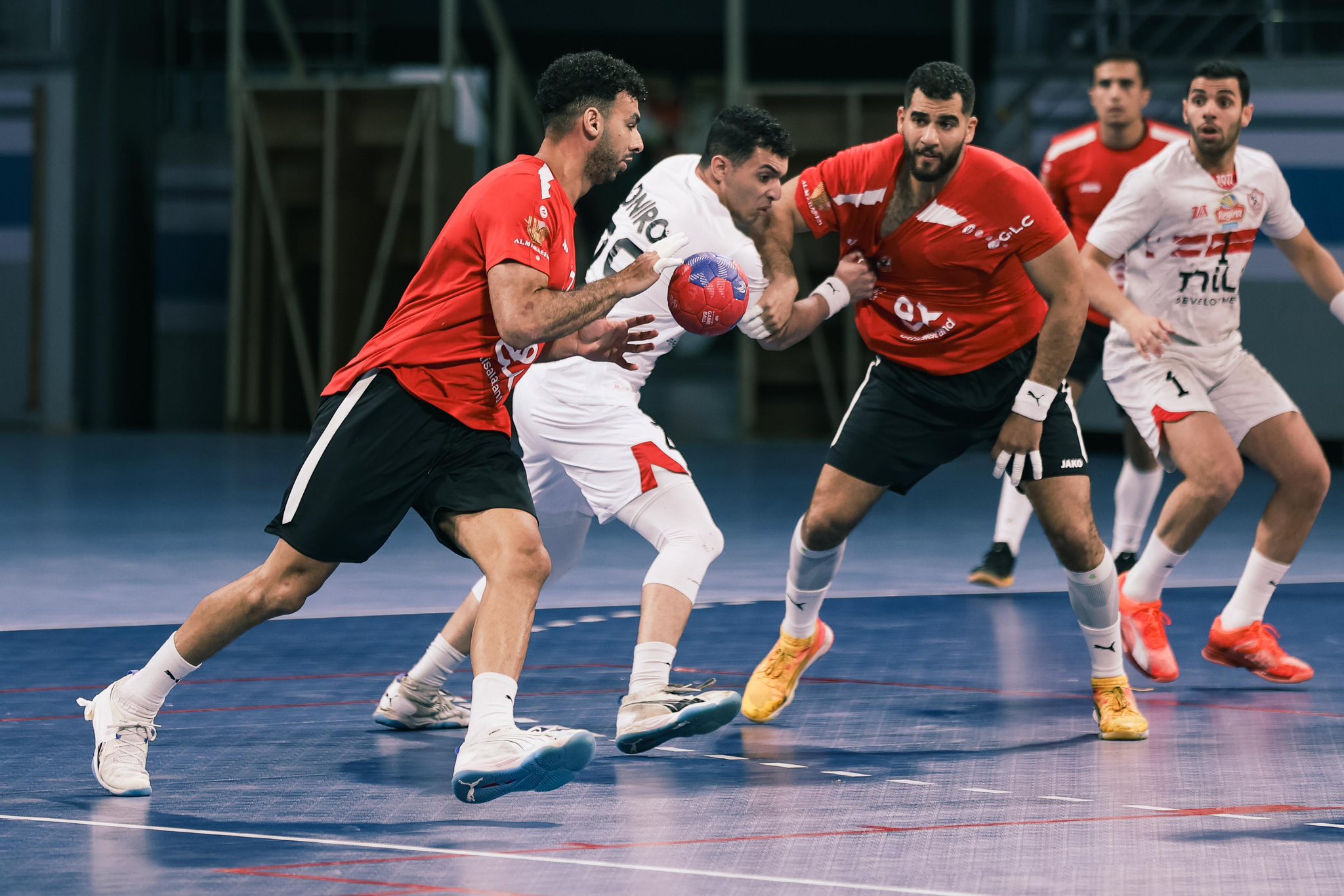 الأهلي يتوج بطلاً لكأس مصر لكرة اليد بعد الفوز على الزمالك في النهائي الأهلي يتوج بطلاً لكأس مصر لكرة اليد بعد الفوز على الزمالك في النهائي