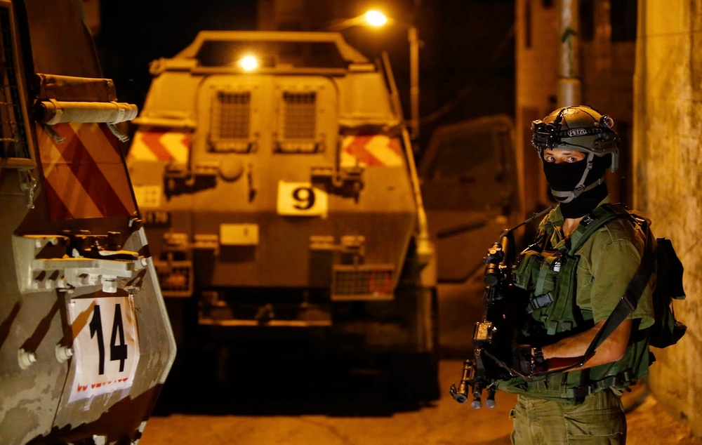 الاحتلال يعتقل 8 فلسطينيين من مخيم “الفوار” جنوب الخليل