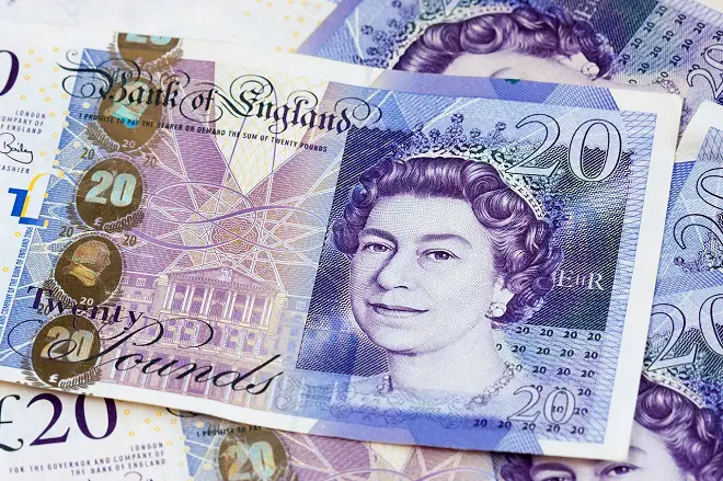 الجنيه الإسترليني يتراجع من ذروته أمام الدولار وسط عمليات تصحيح رغم تفاؤل أوروبي-بريطاني