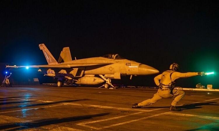 الحوثيون يعلنون مقتل 20 وجرح 50 في غارات أمريكية على ميناء رأس عيسى النفطي الحوثيون يعلنون مقتل 20 وجرح 50 في غارات أمريكية على ميناء رأس عيسى النفطي