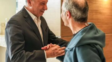 الخطيب يكرم كولر وجهازه المعاون في جلسة ودية بعد رحيله عن تدريب الفريق
