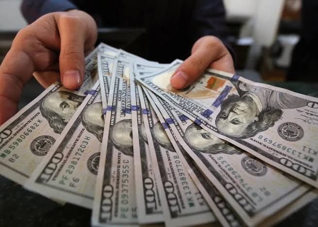 الدولار الأمريكي عند أدنى مستوى له في 3 سنوات بسبب سياسات ترامب