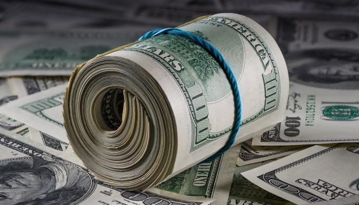 الدولار الأمريكي يقفز بعد تراجع ترامب عن تهديده بإقالة باول