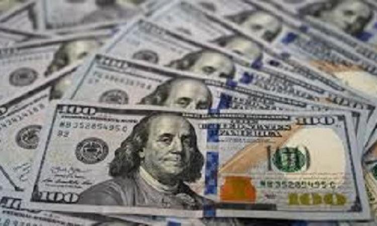 الدولار يتراجع وسط مخاوف من تدخل ترامب في استقلالية البنك المركزي الأمريكي