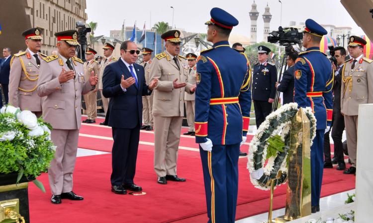 الرئيس السيسى يضع إكليل من الزهور علي النصب التذكارى للجندى المجهول الرئيس السيسى يضع إكليل من الزهور علي النصب التذكارى للجندى المجهول