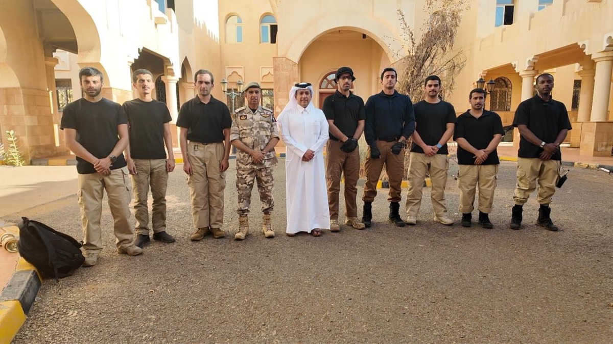 السفير السادة وطاقم السفارة القطرية أول بعثة دبلوماسية تصل الخرطوم بعد الحرب السفير السادة وطاقم السفارة القطرية أول بعثة دبلوماسية تصل الخرطوم بعد الحرب