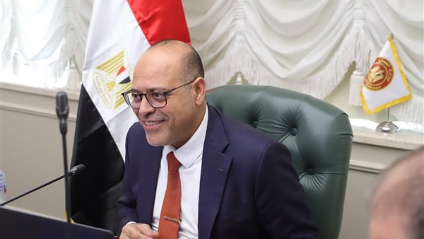 «العمل» توفر فرص عمل للأطباء بالبحرين.. تفاصيل