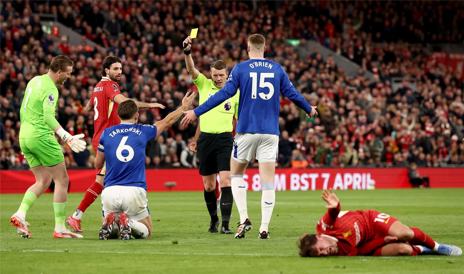 الكاتشب الأزرق.. اختراع إيفرتون يفجر سخرية جماهير ليفربول