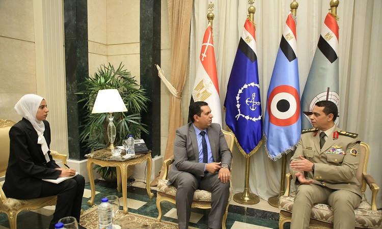المتحدث العسكرى يجرى حوارات صحفية مع عدد من الصحف والمجلات