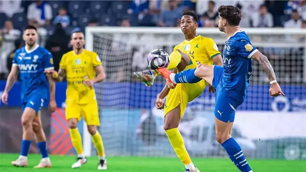 الهلال يضرب الخليج بثلاثية ويواصل مطاردة الاتحاد على صدارة دوري روشن