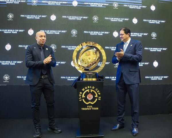 الوداد يستقبل درع كأس العالم للأندية الوداد يستقبل درع كأس العالم للأندية