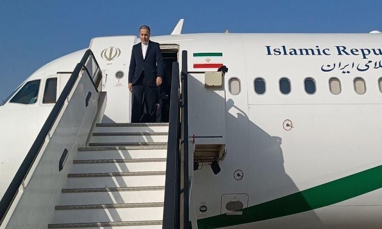الوفد الإيراني إلى المحادثات مع الولايات المتحدة يصل إلى روما الوفد الإيراني إلى المحادثات مع الولايات المتحدة يصل إلى روما