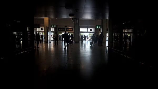 انقطاع غامض للكهرباء يشل أوروبا.. من يقف وراء الأزمة؟